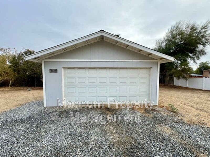 Perris House: 27300 Peach St