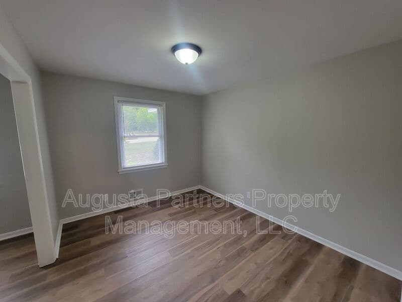 Augusta House: 323 Pineview Drive