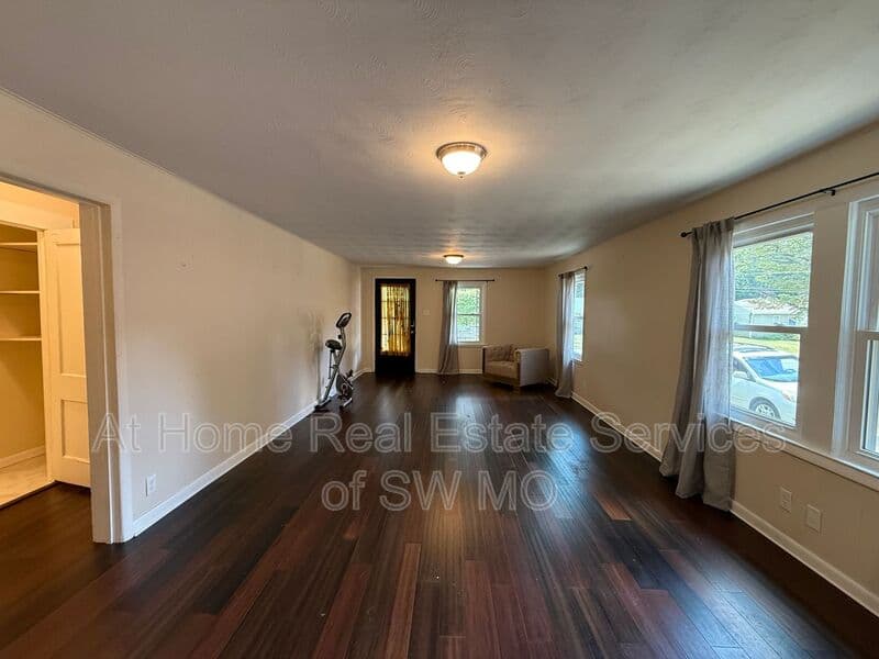 Springfield House: 1627 E Cairo St