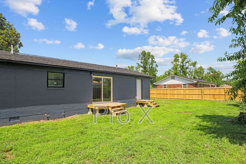 Bentonville House: 809 Carson Drive