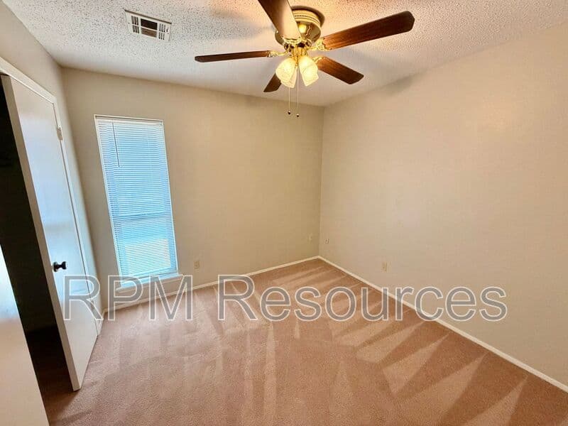 Yukon House: 105 N Eastgate Dr