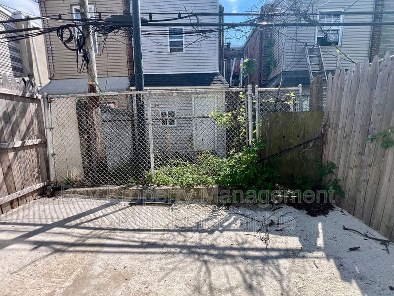 Philadelphia House: 124 E Wishart St