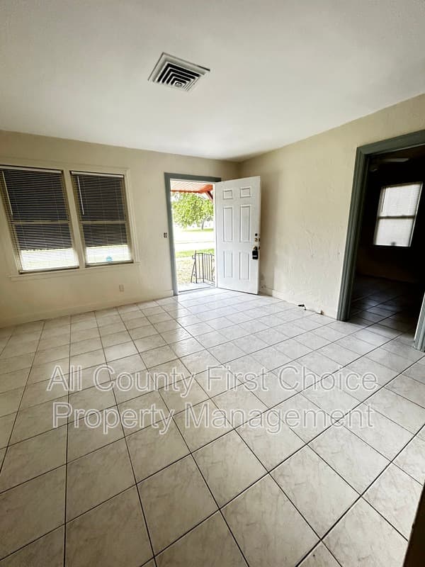 St. Petersburg House: 3821 18th St. N