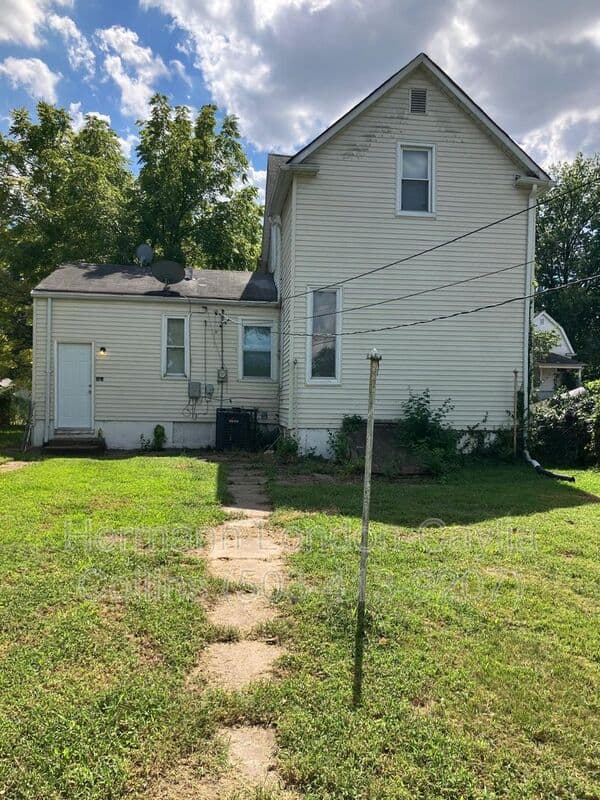 Saint Louis House: 883 Elias Ave