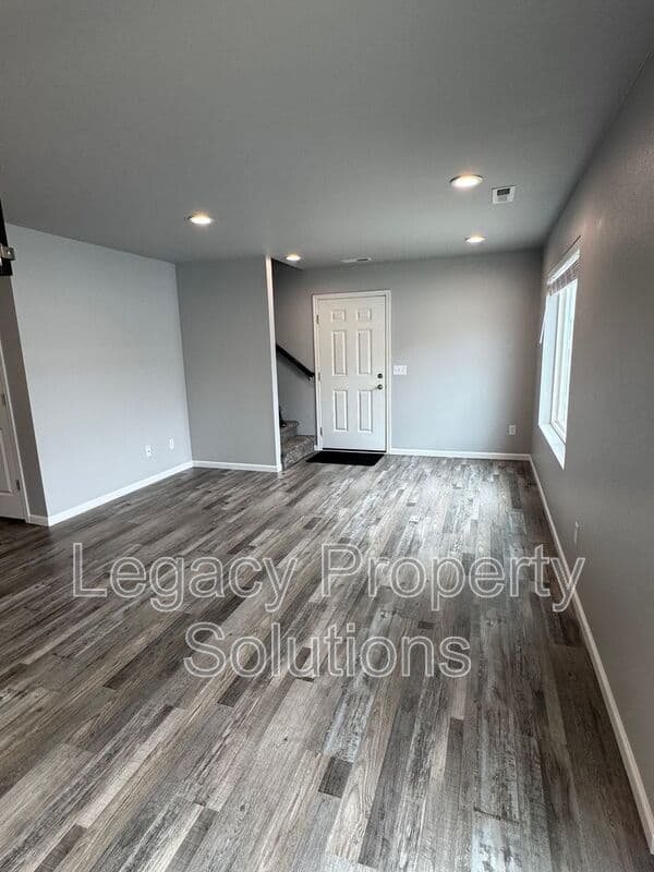 Mandan House: 719 Hillcrest Dr.