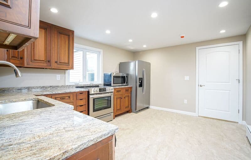 Agawam Condo: 62 Suffield St