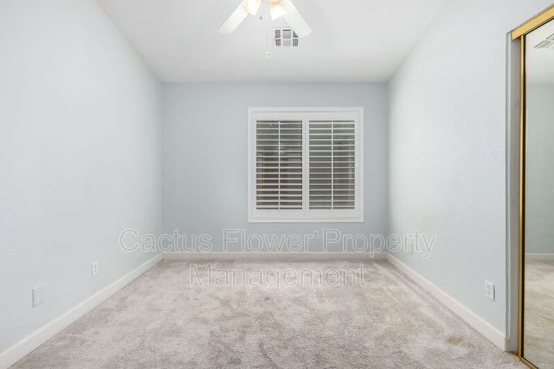 Glendale House: 21295 N 69th Ave