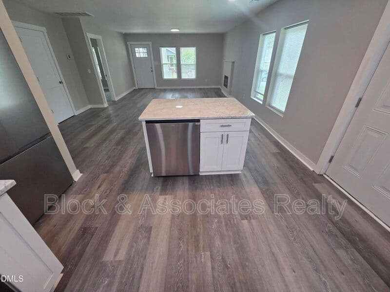 Wake Forest House: 523 E Nelson Ave