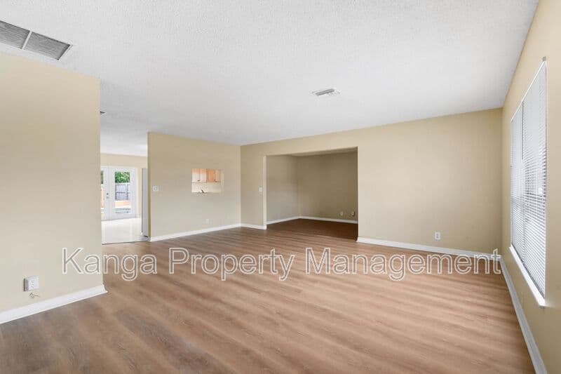 Greenacres House: 6126 Wauconda Way E