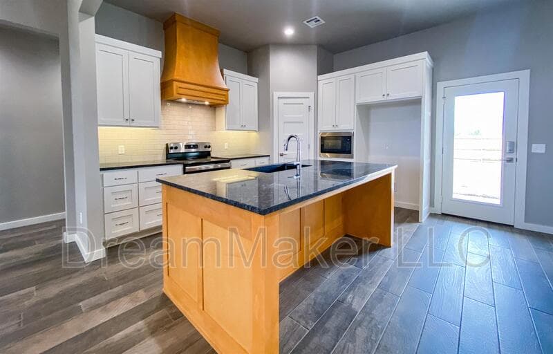 Goldsby House: 917 Apple Blossom Way