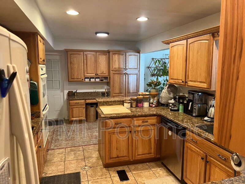Bowie House: 12618 Kavanaugh Ln