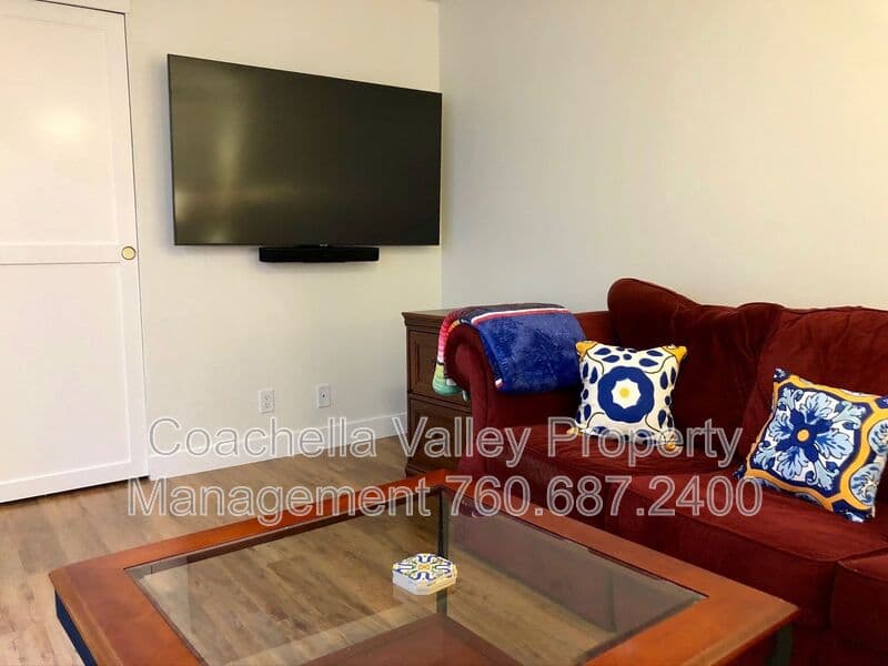 Palm Springs House: 999 Village Square South