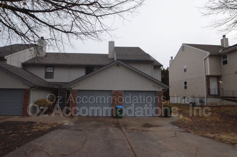 Lee's Summit Townhome: 313 NE Timbercreek Dr.