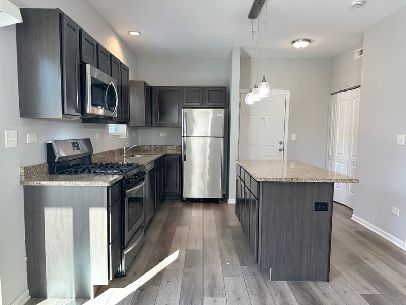 East Dundee Condo: 809 E Main St