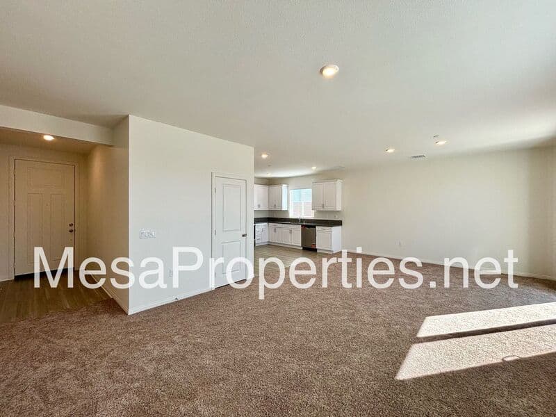 Victorville House: 10691 Sea Ace Place