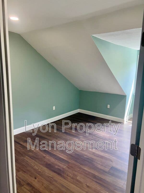 Lincoln Condo: 1 Grant Ave