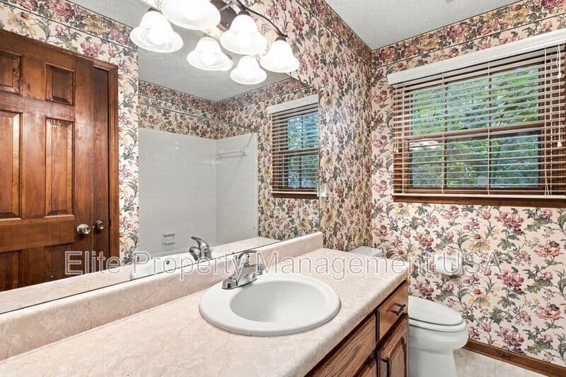 Gainesville House: 1028 Holly Drive