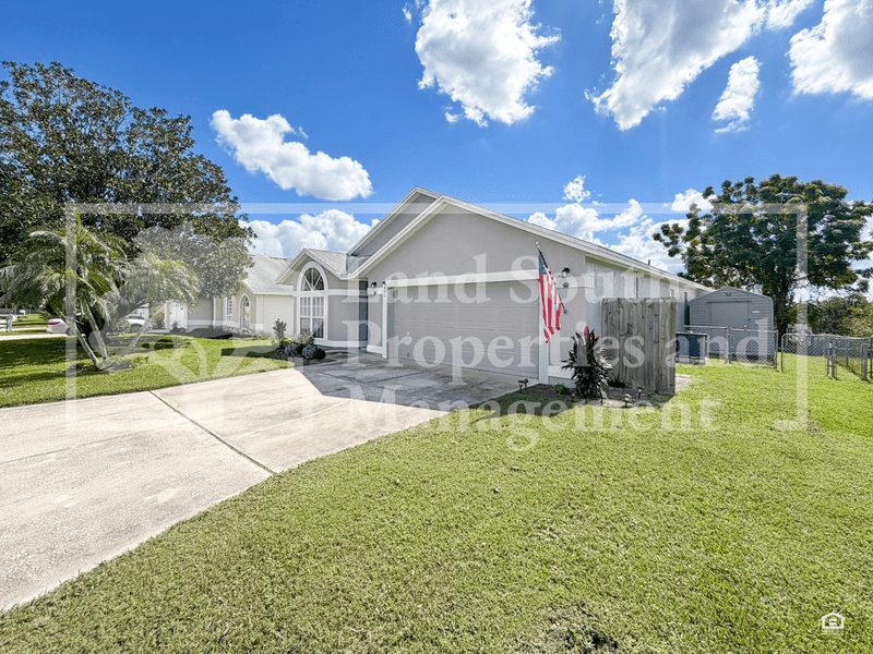 Lakeland House: 428 Emerald Cove Loop