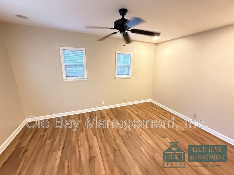 Mobile House: 119 Barbara Mitchell Dr E