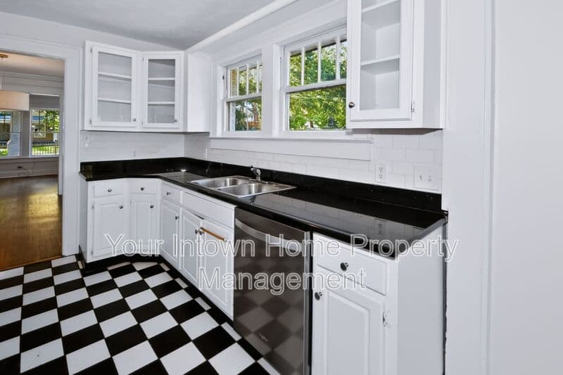 Atlanta House: 1420 Beatie Ave Sw