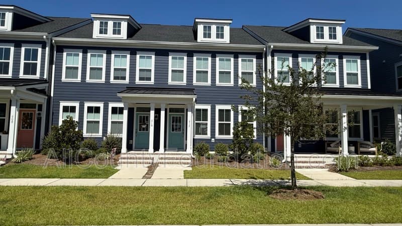 Summerville House: 612 Southview Lane