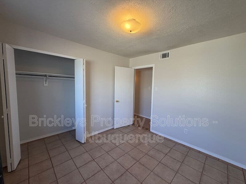 Albuquerque House: 5812 Brahma Dr NW