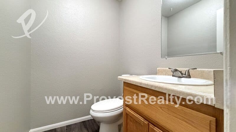 Hesperia House: 16397 Spruce St