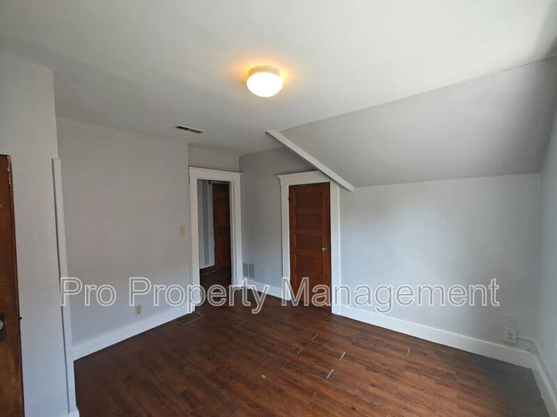 New Haven House: 1644 Chapel Street
