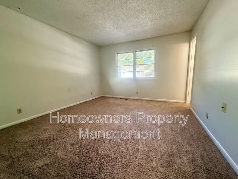 Fayetteville House: 599 Winding Creek Rd