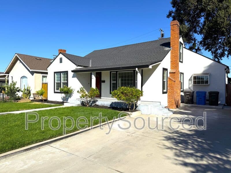 Manteca House: 807 W Yosemite