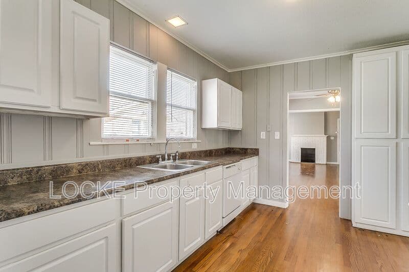 Fort Worth House: 3204 Rogers Avenue