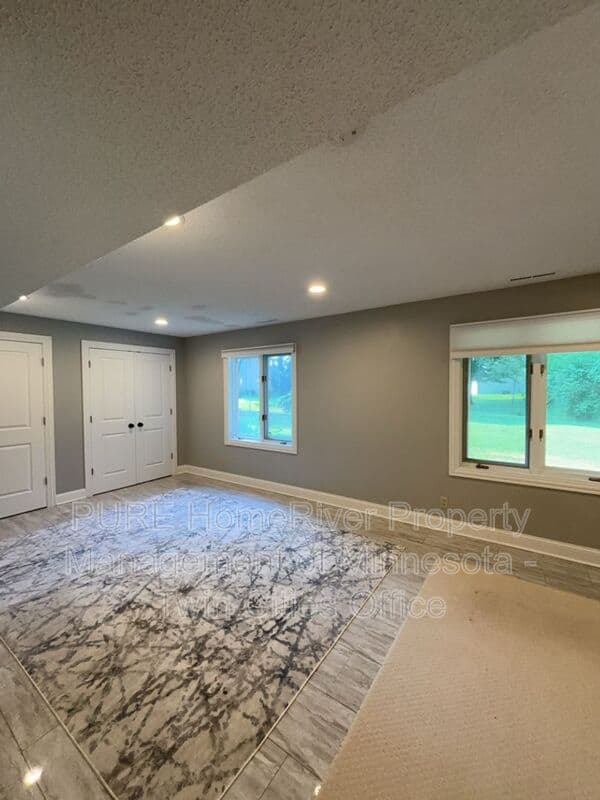 Edina House: 7420 Hyde Park Cir