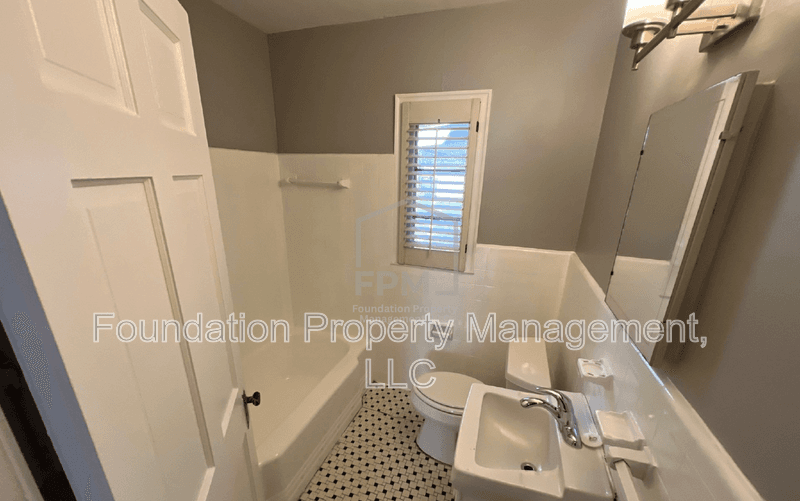 Memphis House: 252 East Edwin Circle