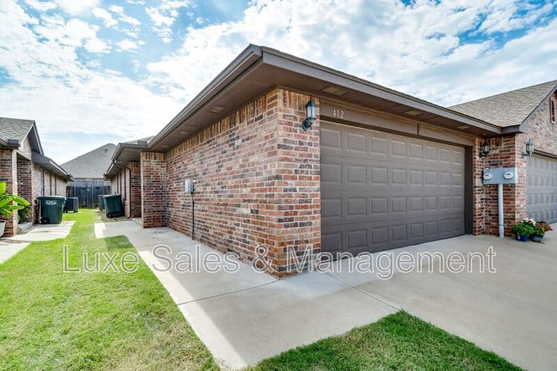 Edmond House: 341 Chalk Hill Ct