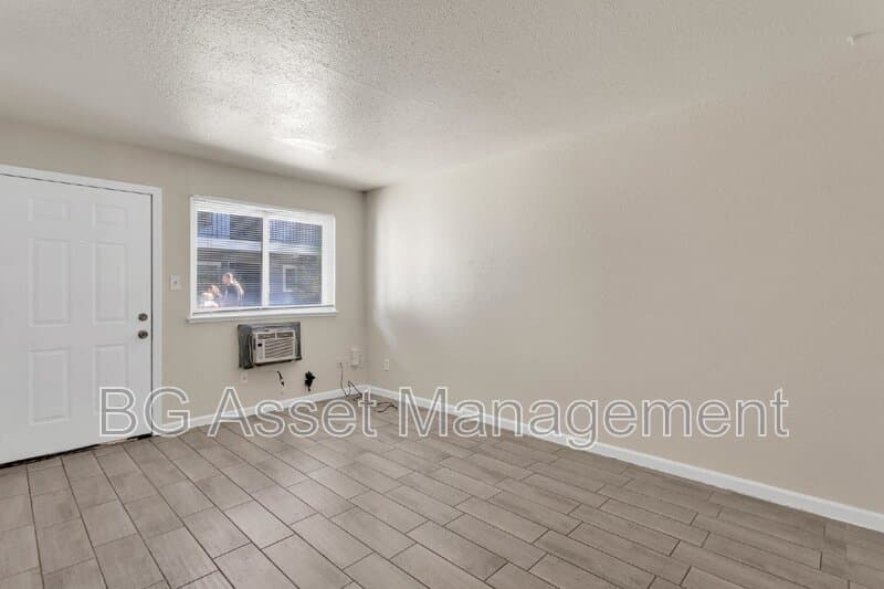 Sacramento Condo: 714 Darina Avenue