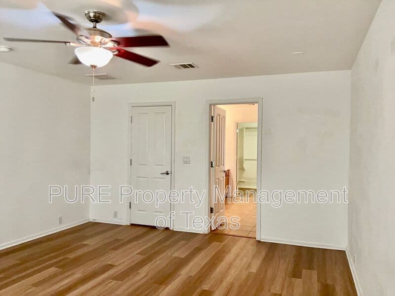 Leander House: 789 Kingfisher Ln
