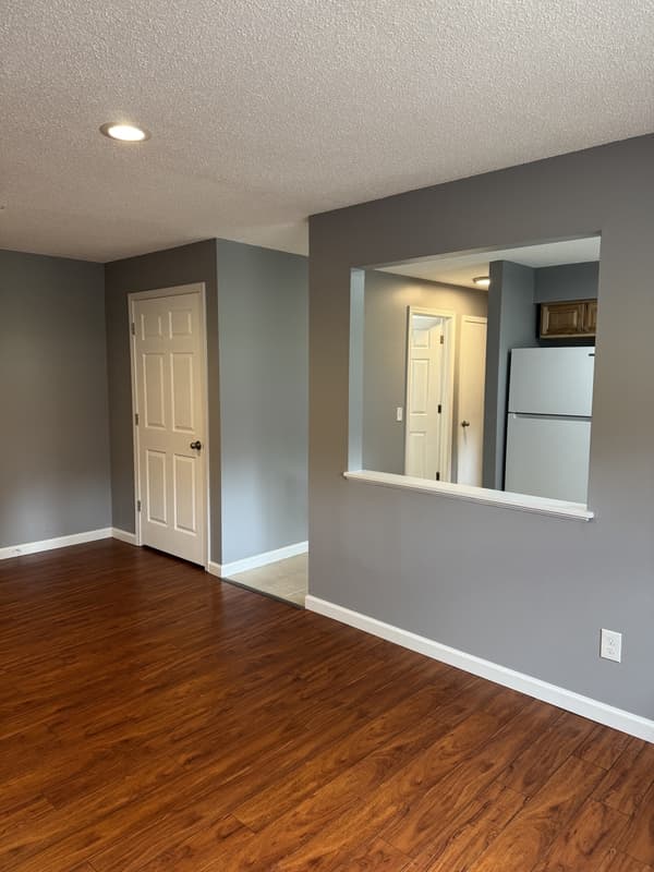 Monticello Condo: 705 E 3rd St #4
