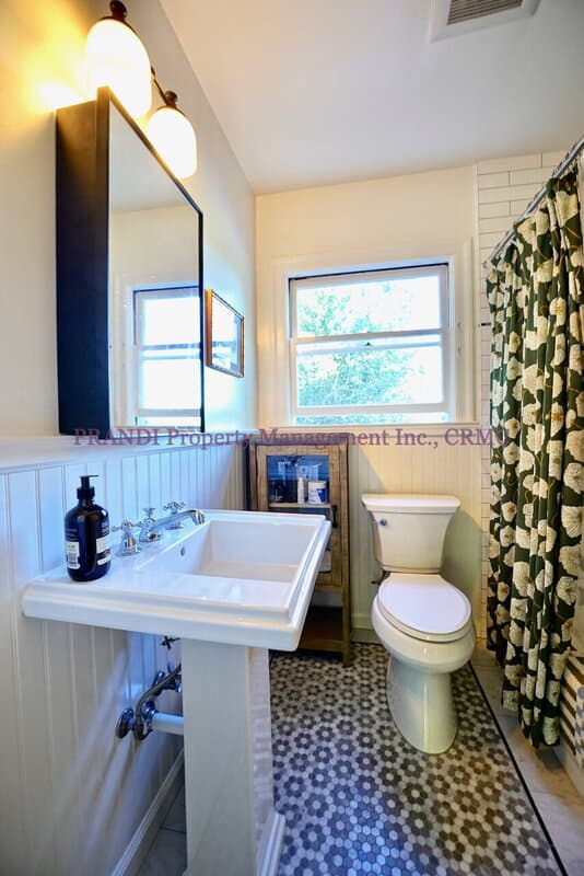 San Anselmo House: 124 Prospect Ave