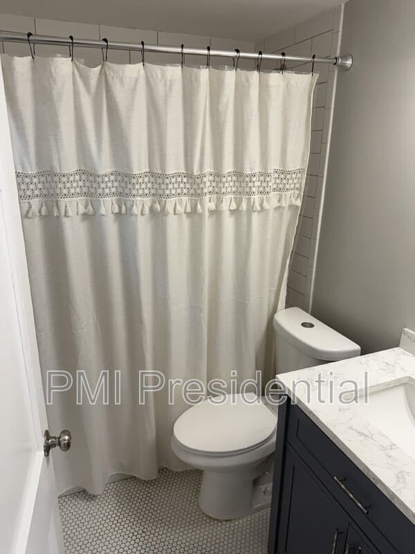Richmond House: 826 Azalea Avenue