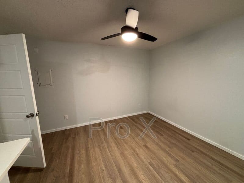 Fayetteville House: 942 W Holly St