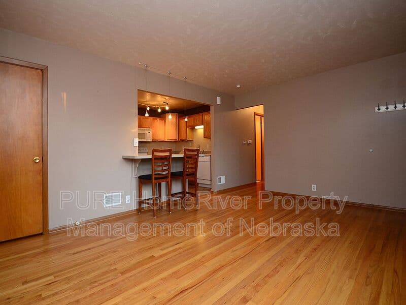 Omaha House: 8608 B St