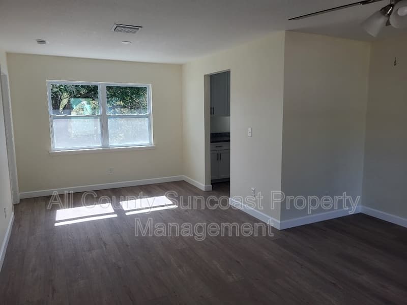 Palm Harbor House: 648 16th Ln