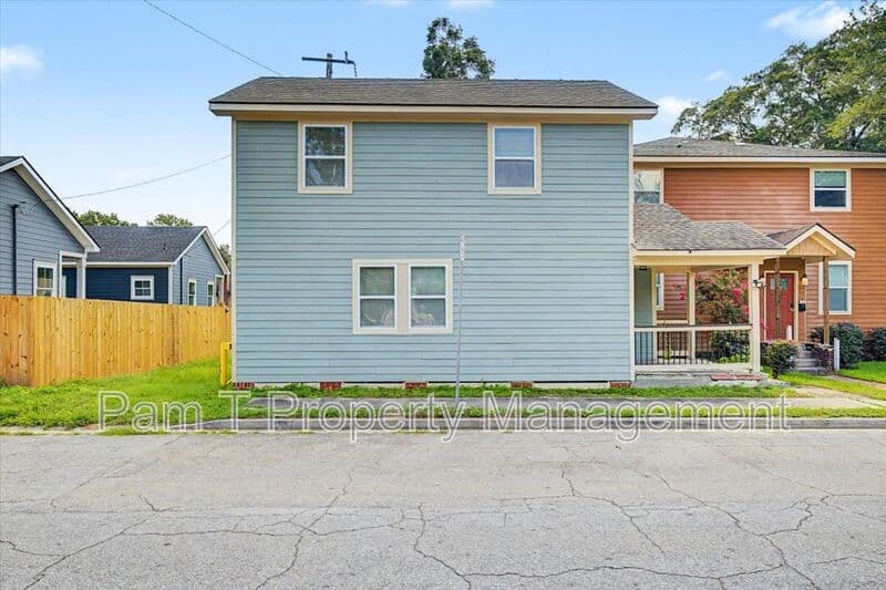 Savannah House: 1200 E 37th St