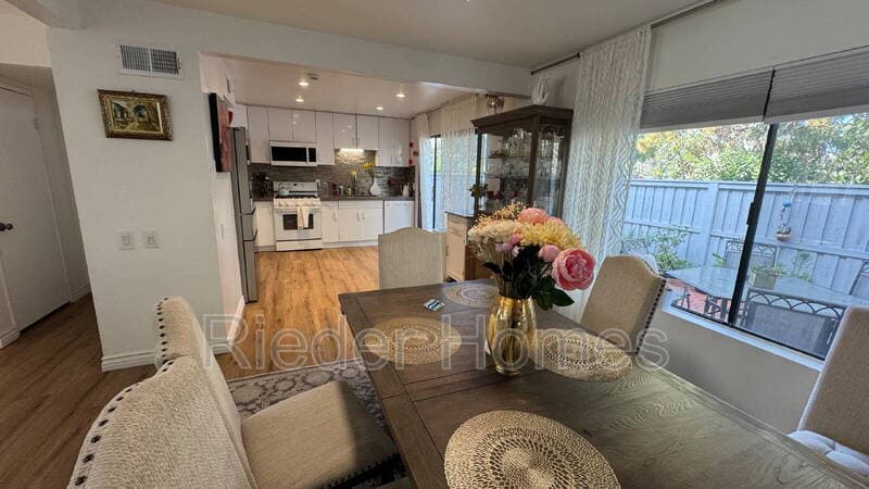 La Jolla Condo: 8273 Via Mallorca
