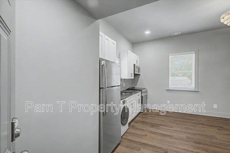 Savannah Condo: 638 E 37th St