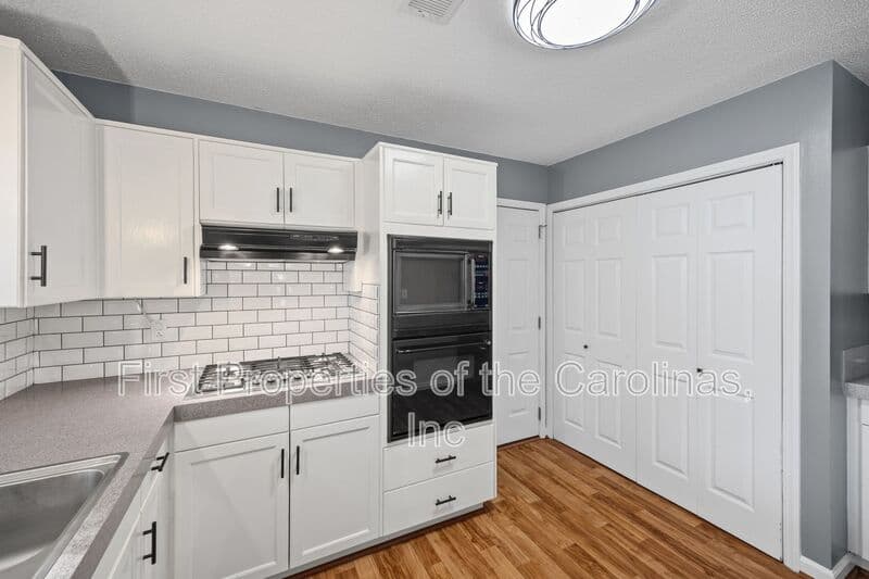 Charlote House: 612 Grays Creek