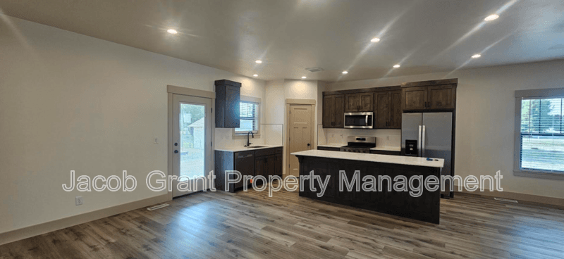 Menan House: 654 N 3511 E