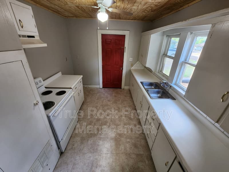 Ada House: 827 E Main St Apt A