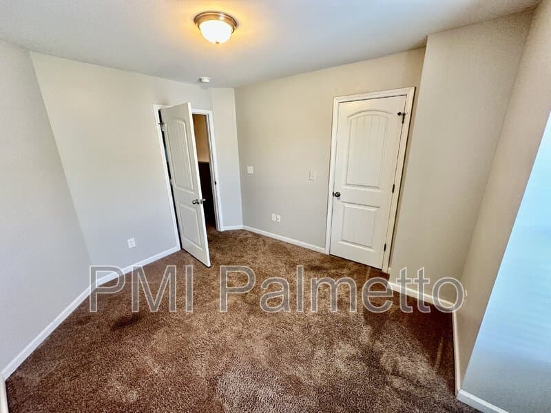 Elgin House: 423 Easy Goer Ct