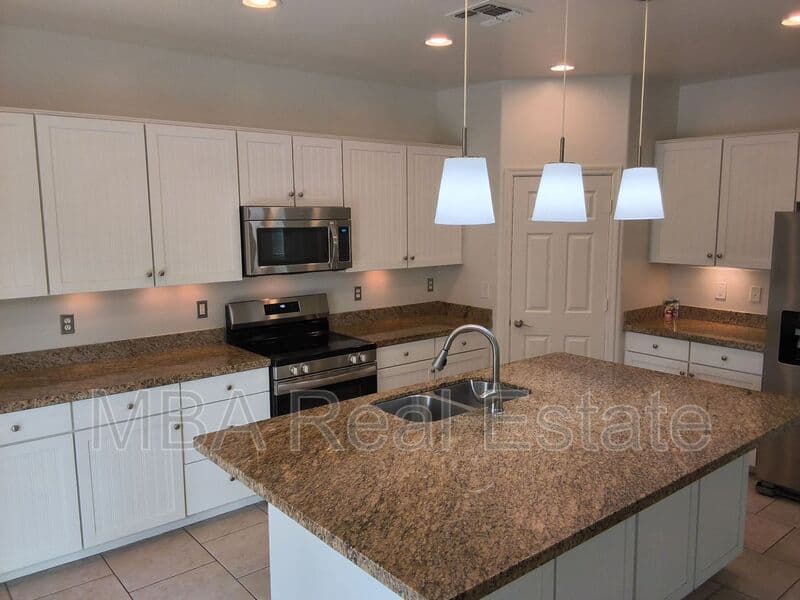 Mesa House: 3031 E Regina St